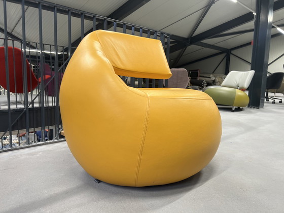 Image 1 of Leolux Gisa Fauteuil pivotant cuir jaune