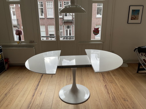 Extendable dining tulip tafel.