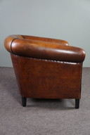 Fauteuil club avec passepoil noir et rivets décoratifs