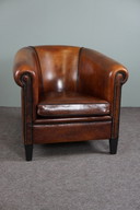 Fauteuil club avec passepoil noir et rivets décoratifs