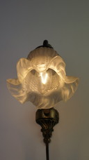 Lampe murale vintage verre au lait design fleuri style art nouveau