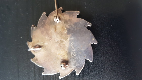 Image 1 of Spilla e pendente a forma di ruota solare con punto Zuni