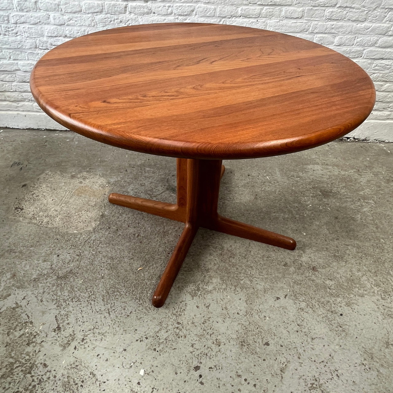 Mesa de comedor redonda de mediados de siglo con pata central, teca de 100 cm