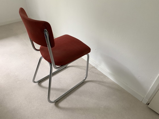 Image 1 of Silla de tubo con tapizado rojo