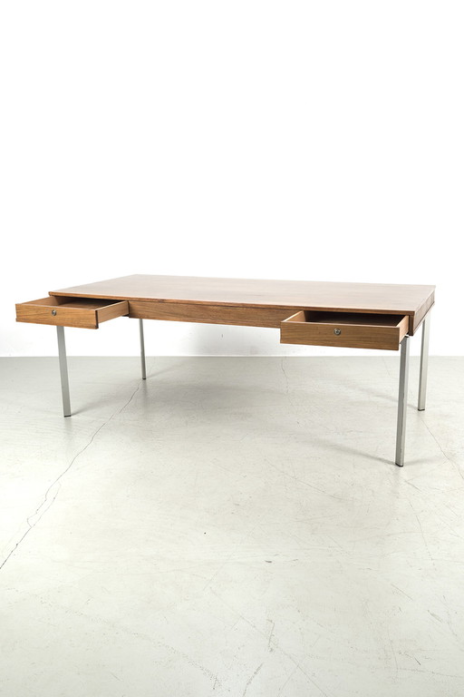 Escritorio minimalista vintage