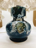 Lampada vintage in ceramica blu e macramè 