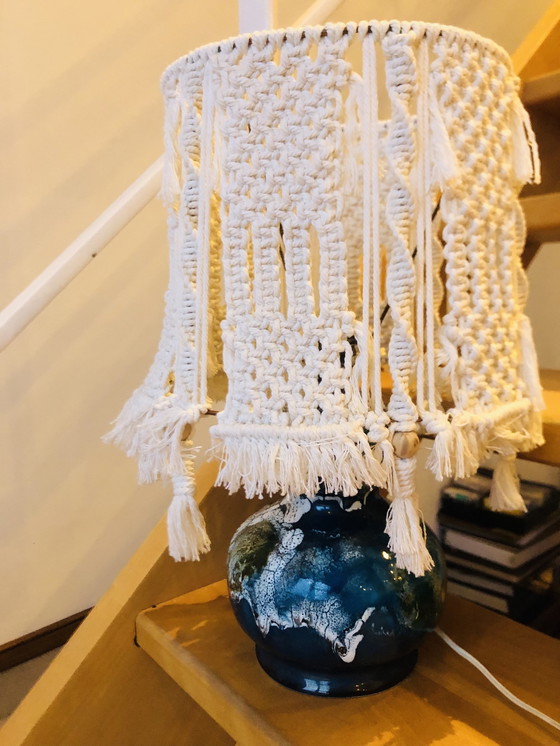 Image 1 of Lampada vintage in ceramica blu e macramè 