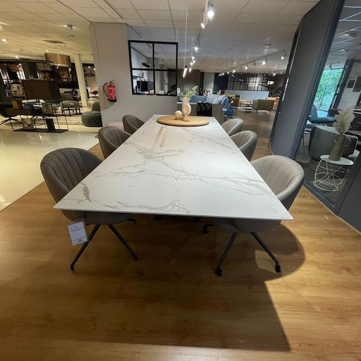 Bert Plantagie Stella dining table