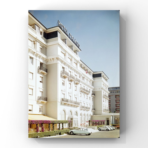 Image 1 of Façade d'un hôtel à Estoril | Portugal, 1967 | grandeur vintage