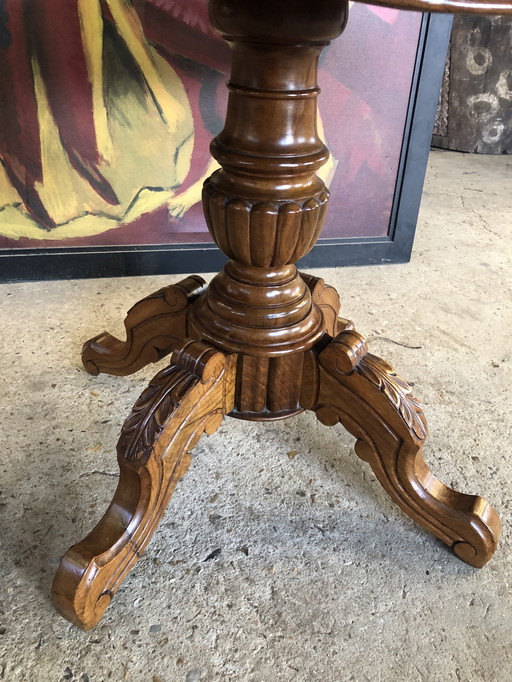 Mesa de violín con pedestal