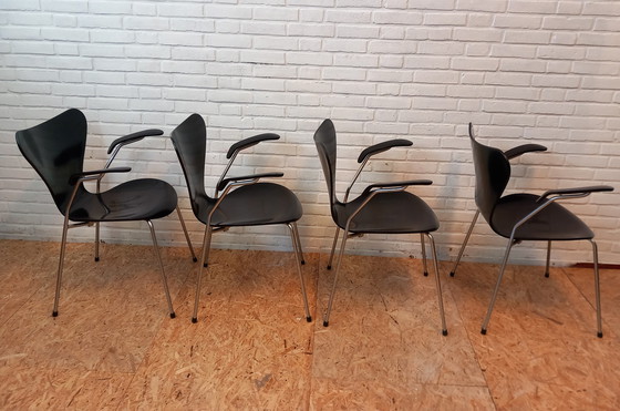 Image 1 of 4x chaises Arne Jacobsen 3107 avec accoudoirs