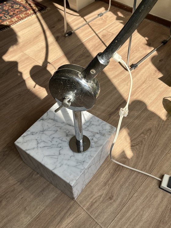 Image 1 of Lampe à arc chromée sur socle en marbre