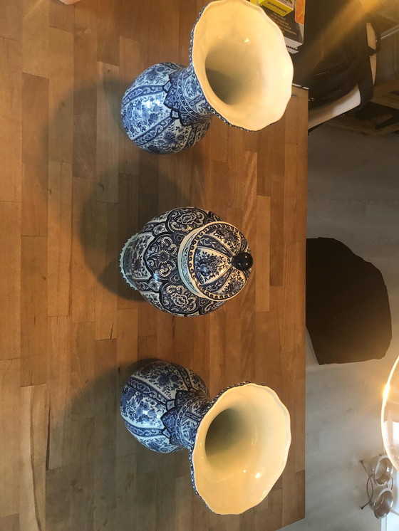 Image 1 of Ensemble de vases et d'armoires en faïence