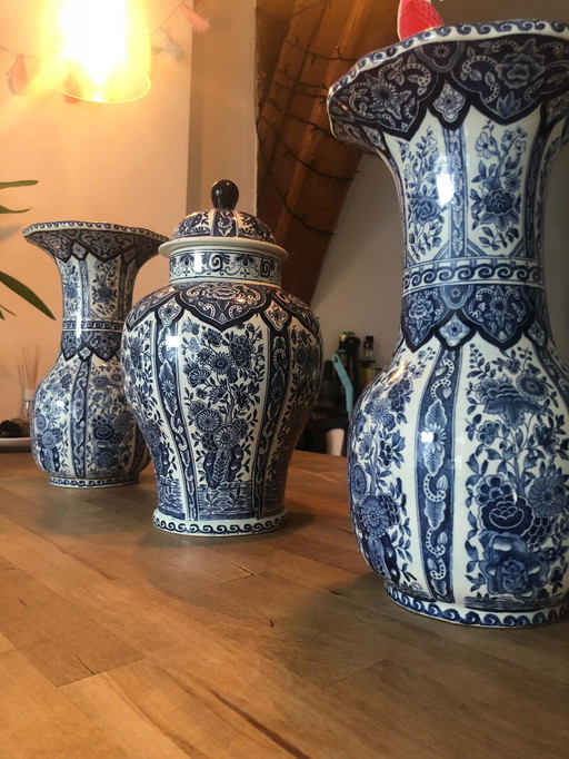 Delft blue vase cabinet set