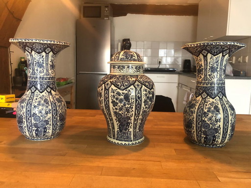 Delft blue vase cabinet set