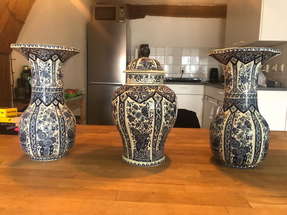 Image 1 of Delft blue vase cabinet set