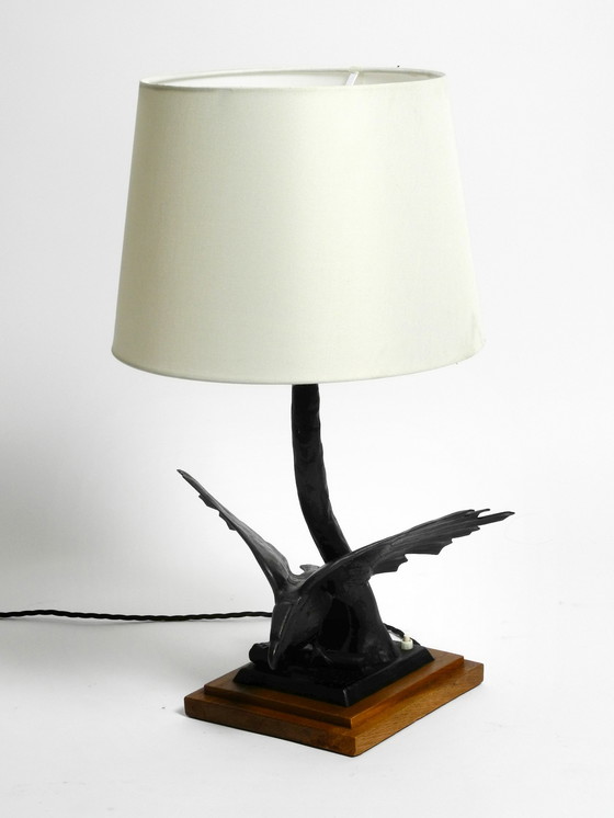 Image 1 of Grande lampe de table des années 1940 en fer en forme d'aigle avec une base en bois de teck