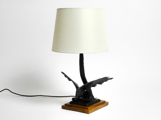 Image 1 of Grande lampe de table des années 1940 en fer en forme d'aigle avec une base en bois de teck