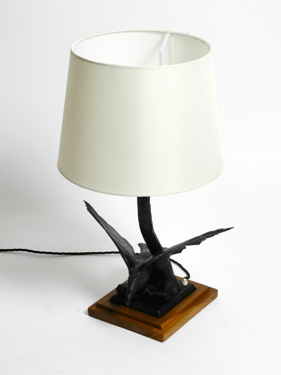 Image 1 of Grande lampe de table des années 1940 en fer en forme d'aigle avec une base en bois de teck