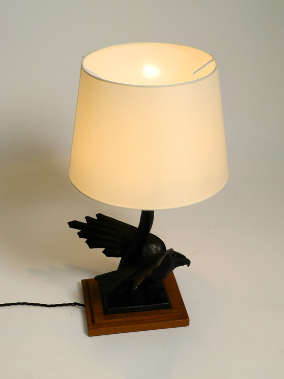 Image 1 of Grande lampe de table des années 1940 en fer en forme d'aigle avec une base en bois de teck