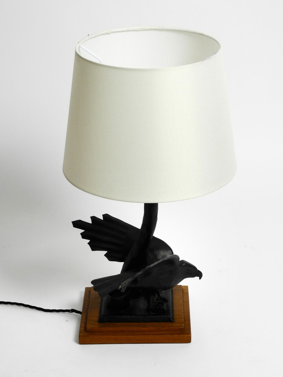 Image 1 of Grande lampe de table des années 1940 en fer en forme d'aigle avec une base en bois de teck