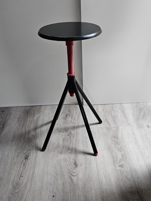 Sgabello regolabile dal design vintage 