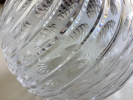 Image 1 of Jarrón de cristal esférico tallado a mano