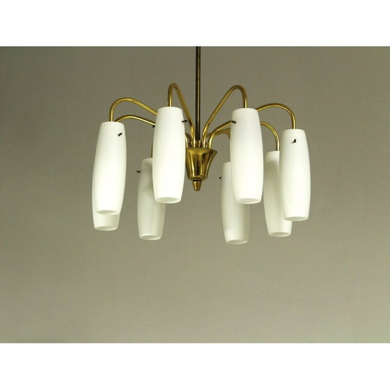 Image 1 of Lampadario vintage a 8 luci in ottone e vetro opalino, Austria 1960