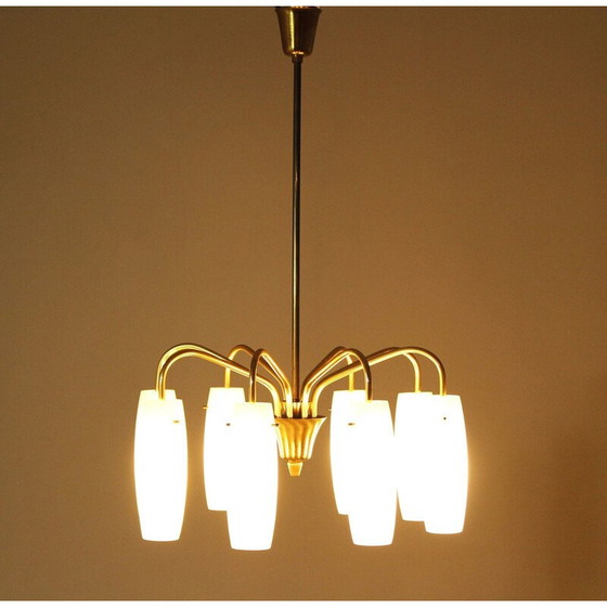 Image 1 of Lampadario vintage a 8 luci in ottone e vetro opalino, Austria 1960