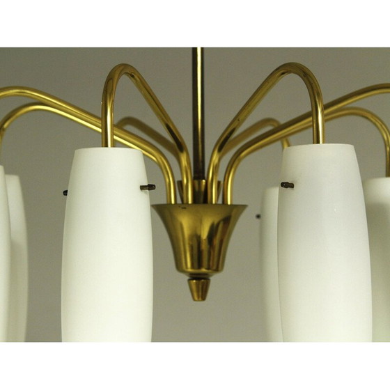 Image 1 of Lampadario vintage a 8 luci in ottone e vetro opalino, Austria 1960