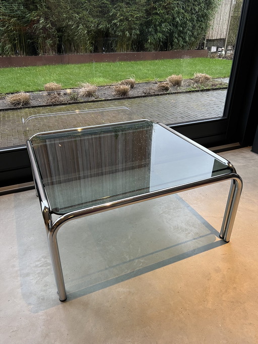 Table basse tubulaire chromée avec plateau en verre fumé