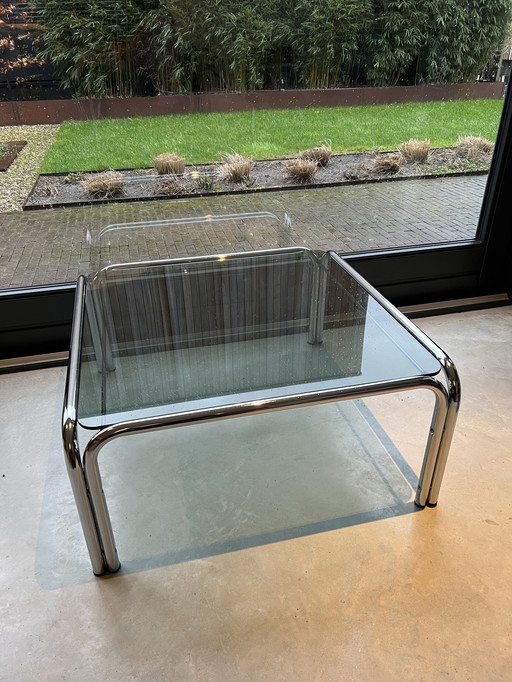 Table basse tubulaire chromée avec plateau en verre fumé