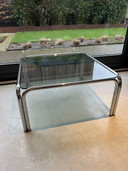 Table basse tubulaire chromée avec plateau en verre fumé