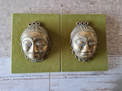 2x African female and male faces in bronze on wood support