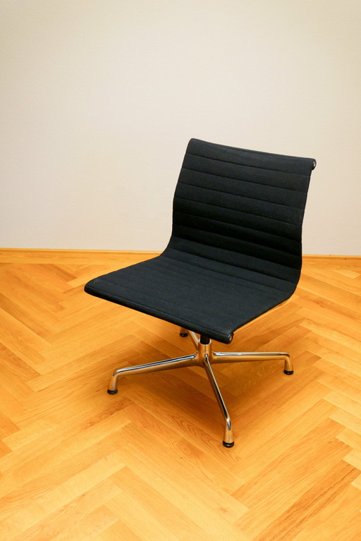 Vitra Ea 101 Aluminum Chair | Cover made of hopsack, color Nero | Chrome-plated 4-star base