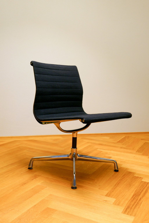 Vitra Ea 101 Aluminum Chair | Cover made of hopsack, color Nero | Chrome-plated 4-star base