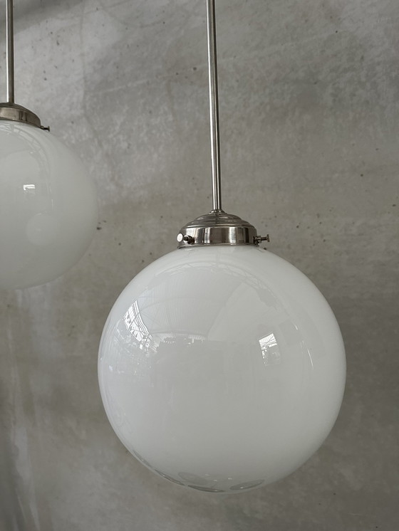 Image 1 of 2x lampes suspendues art déco en opaline