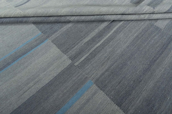 Image 1 of Kilim Fars de diseño tejido a mano – 372 x 271 cm – Diseño moderno en tonos azules y grises