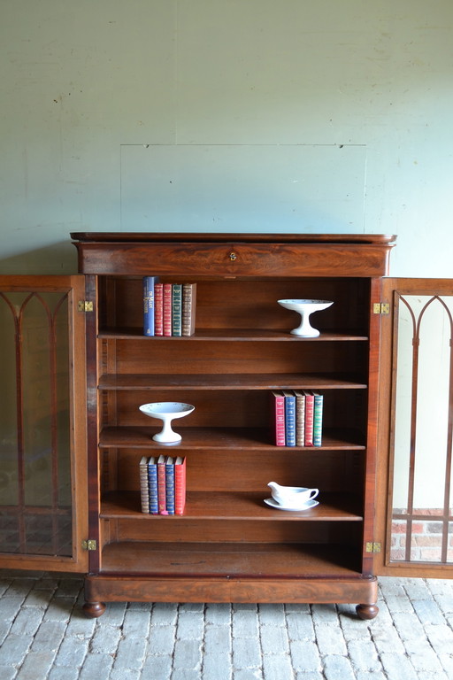 Bibliothèque classique en acajou, vitrine.