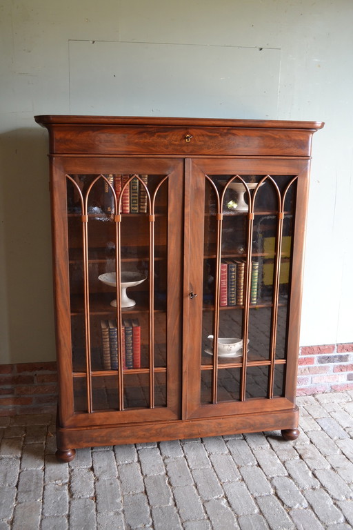 Bibliothèque classique en acajou, vitrine.