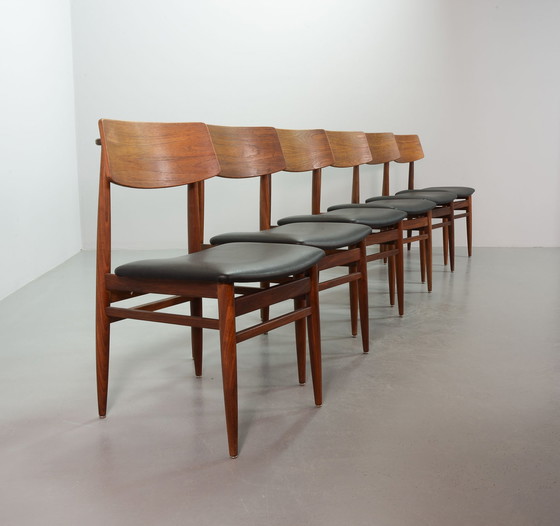 Image 1 of Chaises de salle à manger danoises en teck massif avec assise en similicuir noir. Ensemble de 6. Danemark, années 1960.