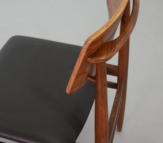 Image 1 of Chaises de salle à manger danoises en teck massif avec assise en similicuir noir. Ensemble de 6. Danemark, années 1960.