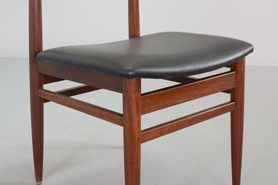 Image 1 of Chaises de salle à manger danoises en teck massif avec assise en similicuir noir. Ensemble de 6. Danemark, années 1960.