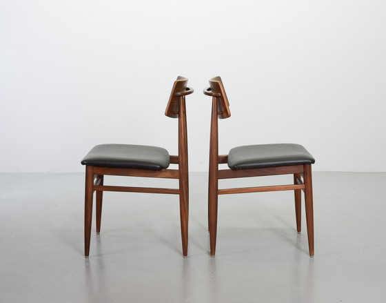 Image 1 of Chaises de salle à manger danoises en teck massif avec assise en similicuir noir. Ensemble de 6. Danemark, années 1960.