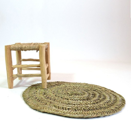Round vintage rug in woven natural fiber
