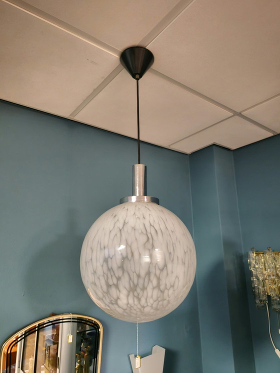 Image 1 of Lampe pendante Globe en verre vintage