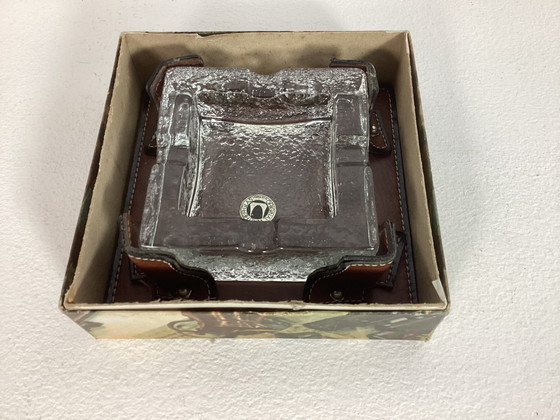 Image 1 of Posacenere in vetro vintage anni Settanta in pelle con frecce dorate, completo di scatola 