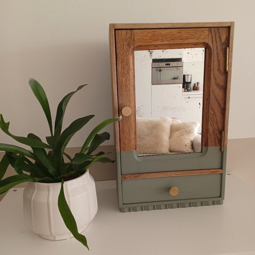 Hanging Cabinet, Oak. 1930-1950. Loving Upcycling.