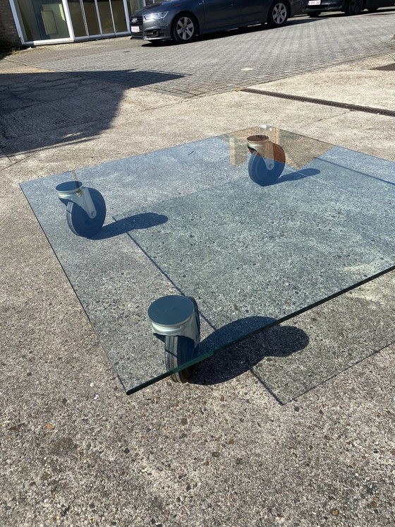 Image 1 of Table basse en verre sur roulettes