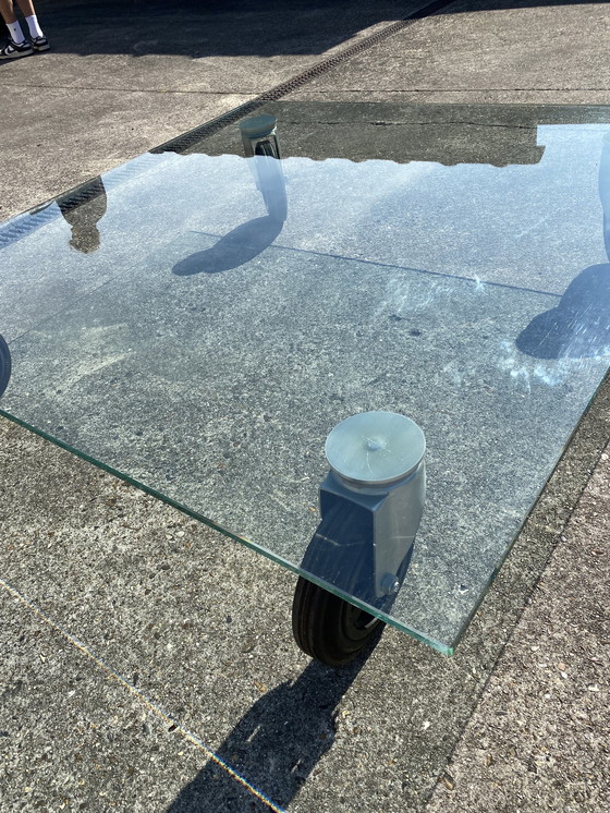 Image 1 of Table basse en verre sur roulettes